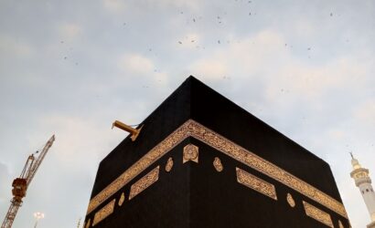 View of the Kaaba at dusk with a clear sky in Mecca, Saudi Arabia.